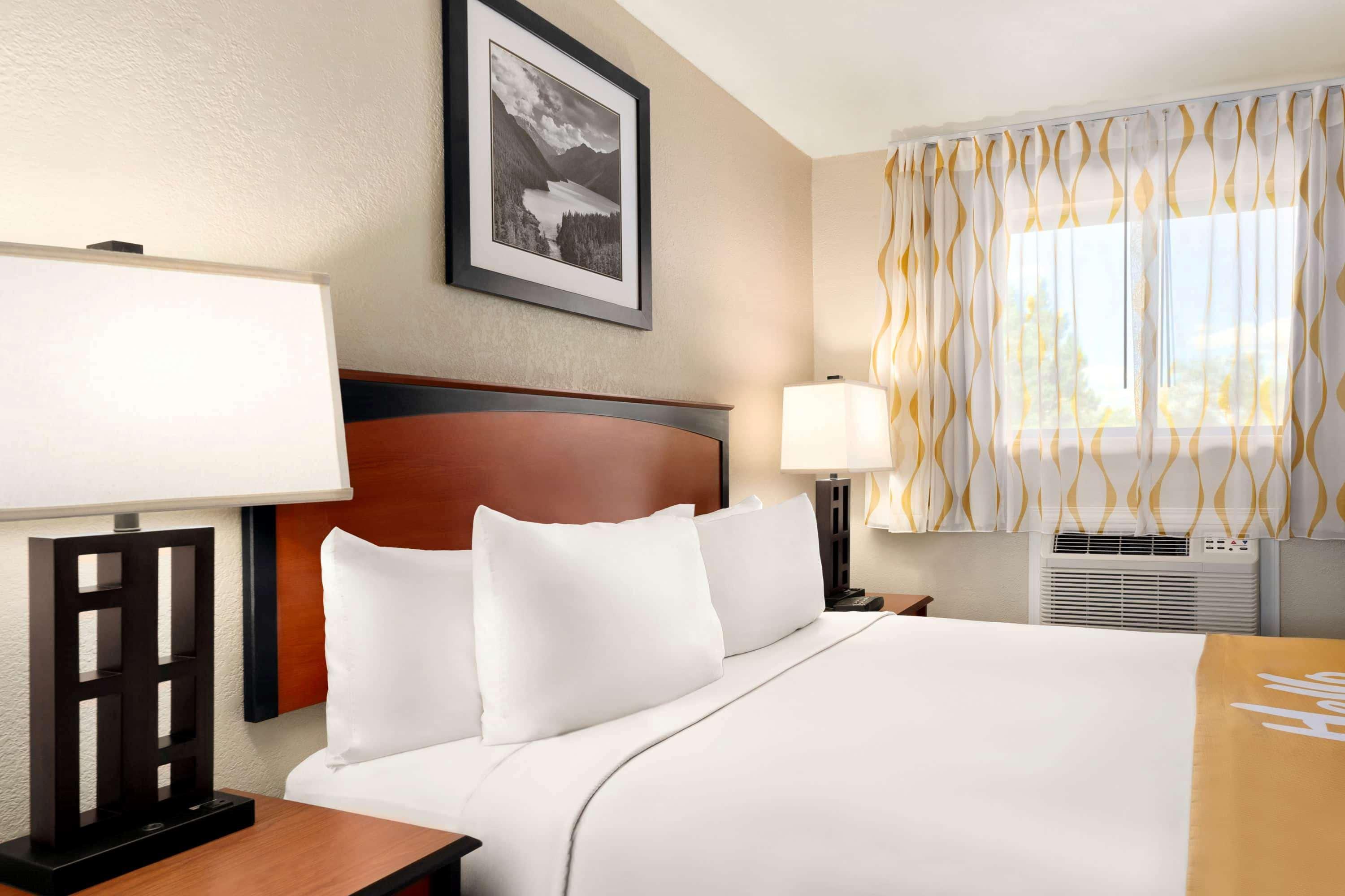 Days Inn By Wyndham Cortez Exterior photo
